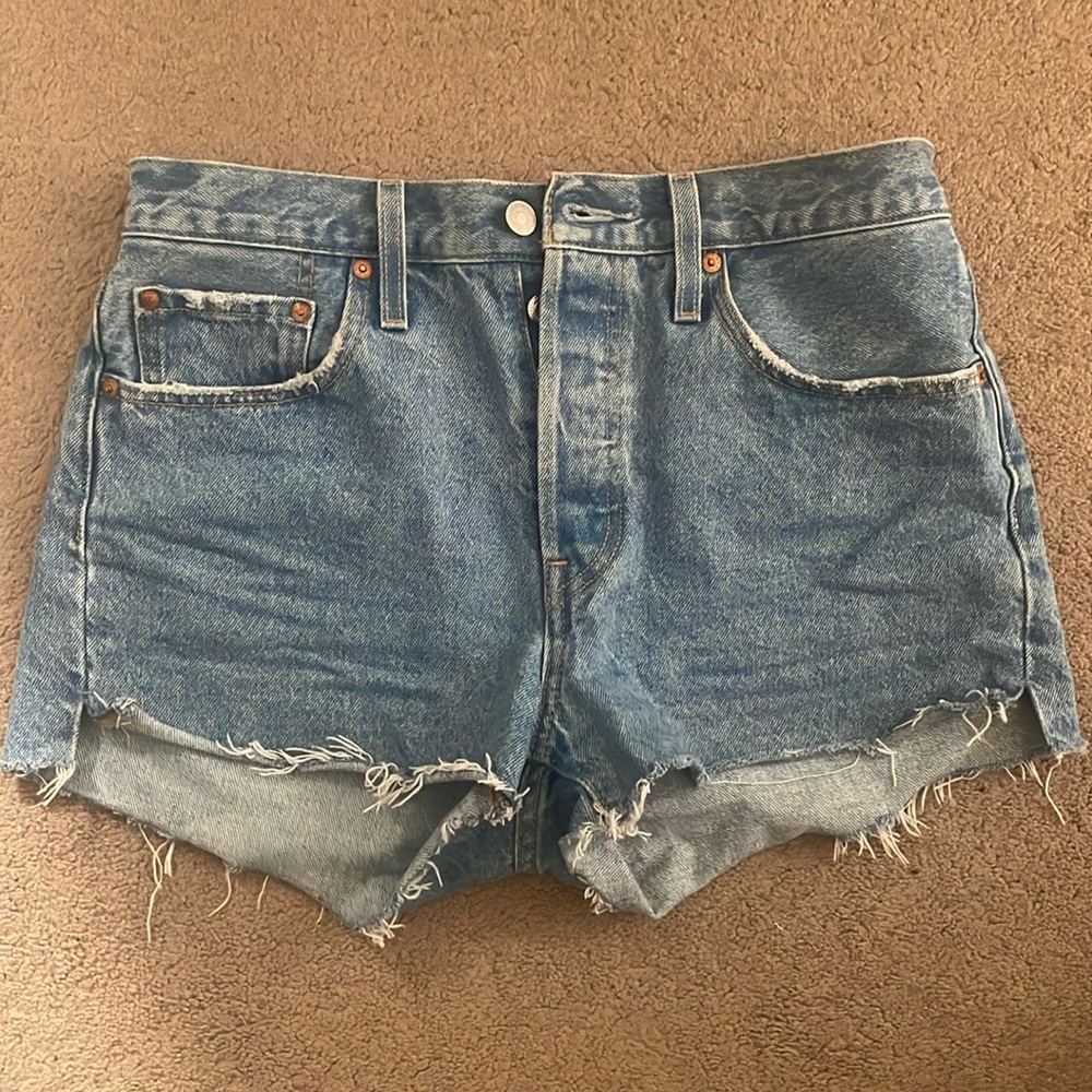 Levi’s 501 light wash short size 28
